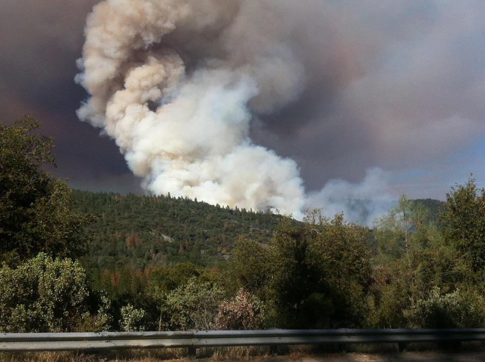 “Sky Fire” Near Oakhurst Continues to Grow | KMJ-AF1